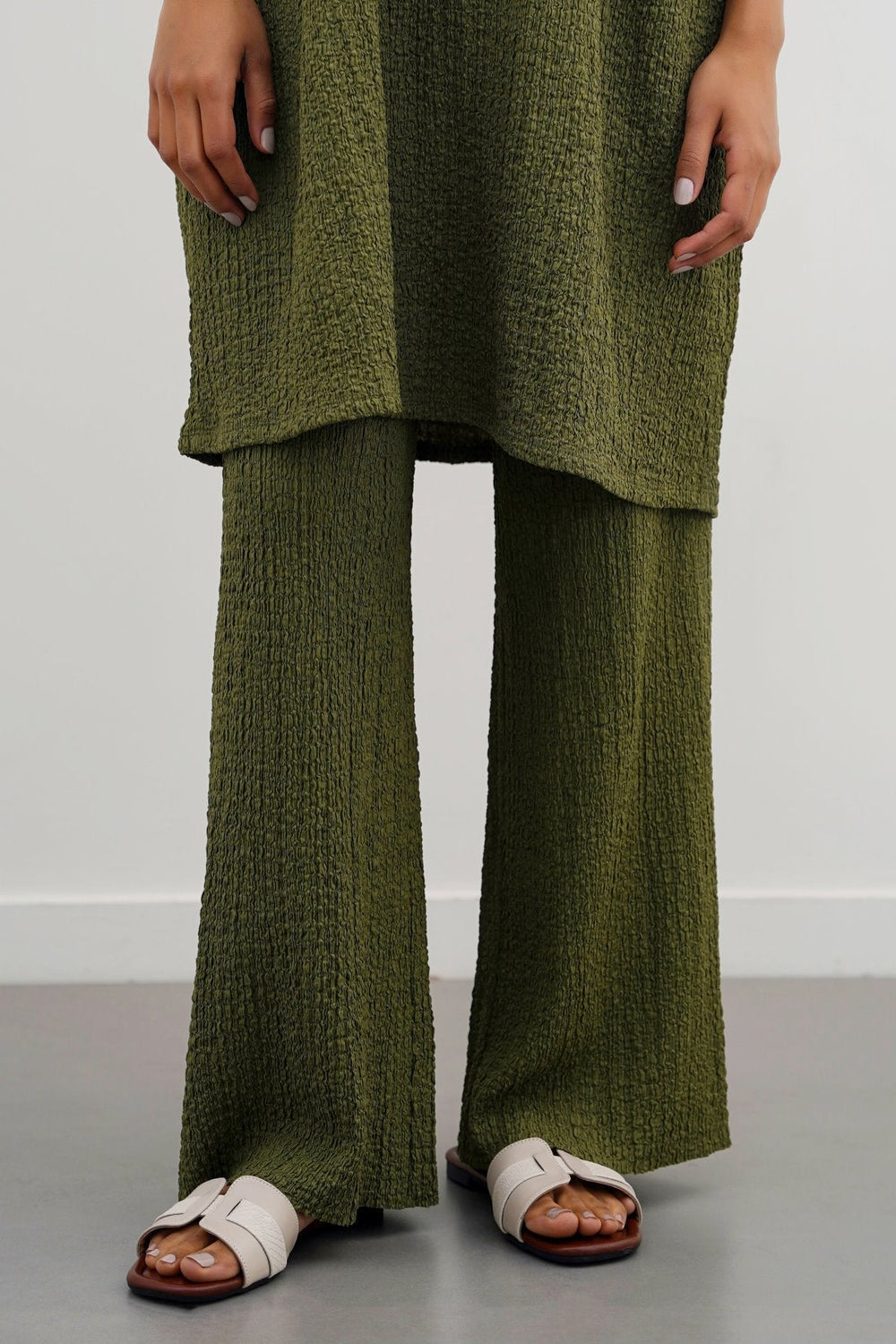GREEN TEXTURED STRETCHY PANTS