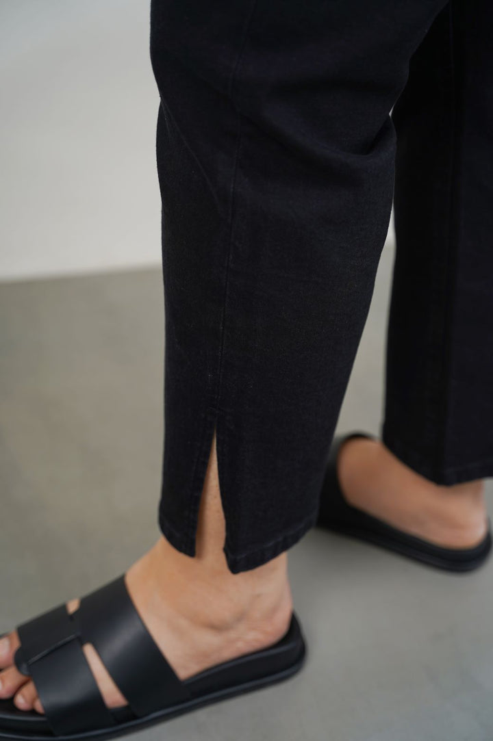 BLACK CURVE SLIM CROPPED JEANS
