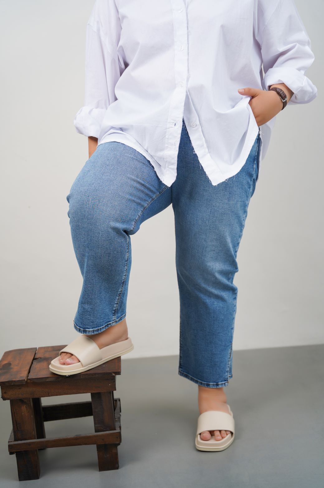 MID-BLUE CURVE SLIM CROPPED JEANS