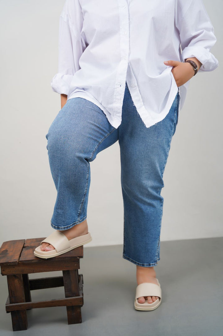 MID-BLUE CURVE SLIM CROPPED JEANS