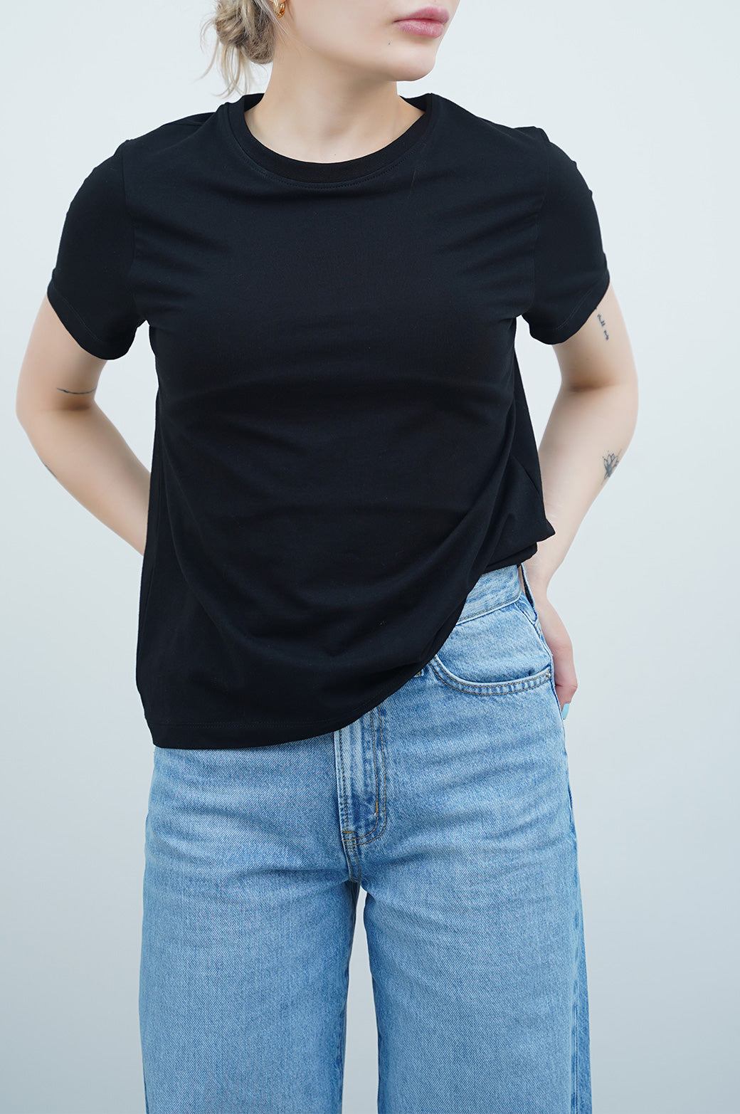 BLACK ROUND NECK T-SHIRT