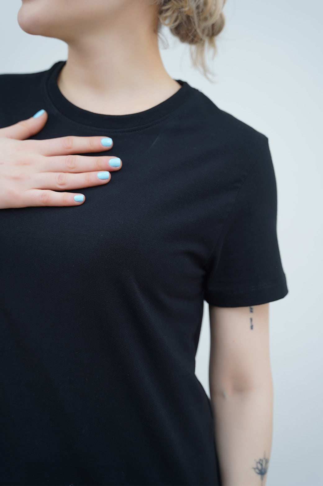 BLACK ROUND NECK T-SHIRT