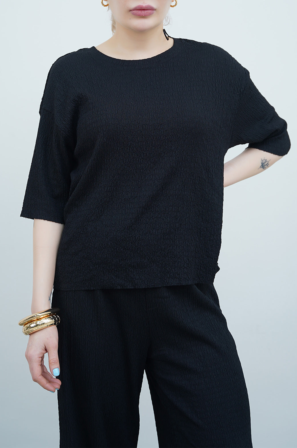 BLACK TEXTURED STRETCHY TOP