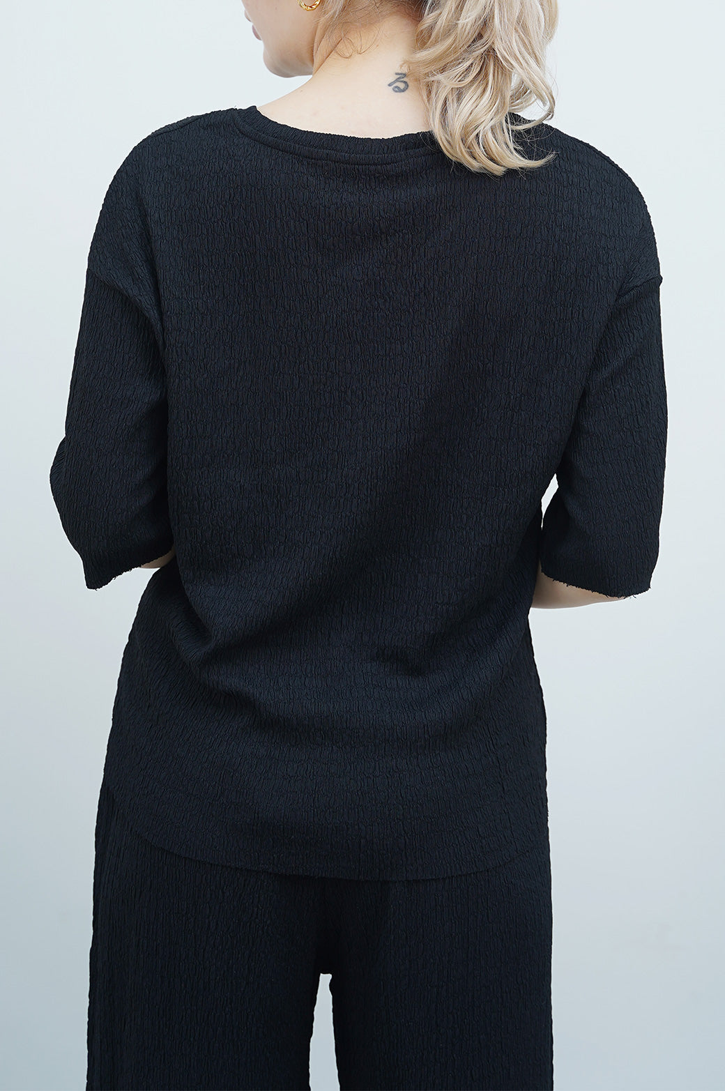 BLACK TEXTURED STRETCHY TOP