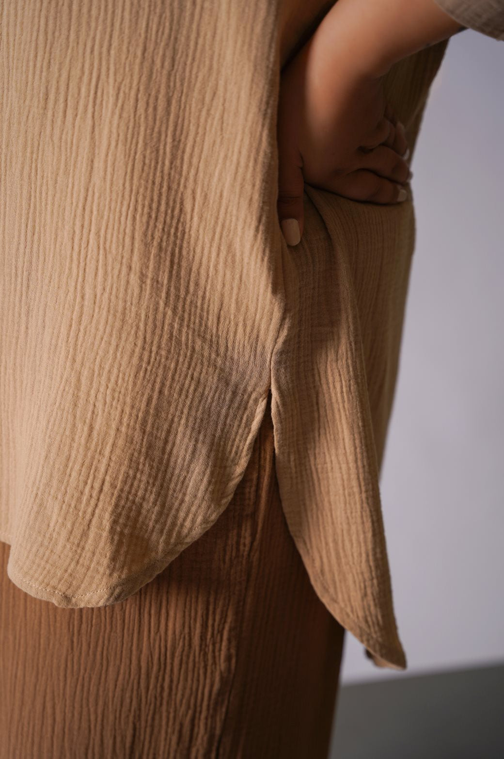 CAMEL CURVE MUSLIN SHIRT