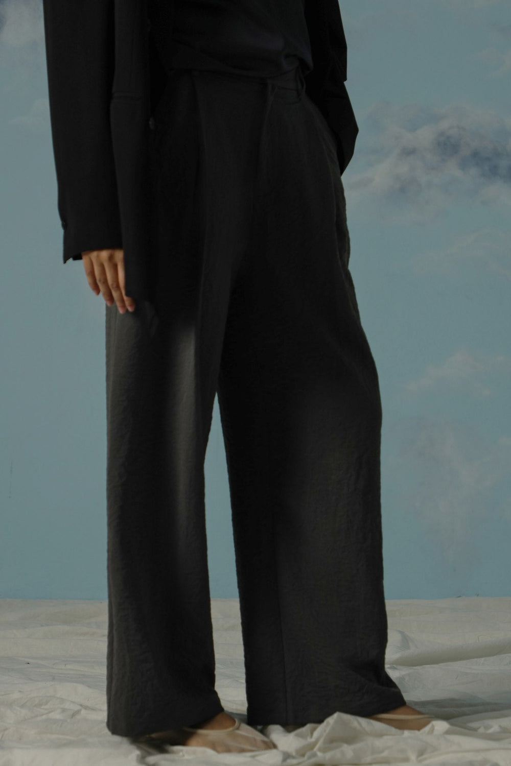 DARK GREY ESSENTIAL PLEATED PANTS