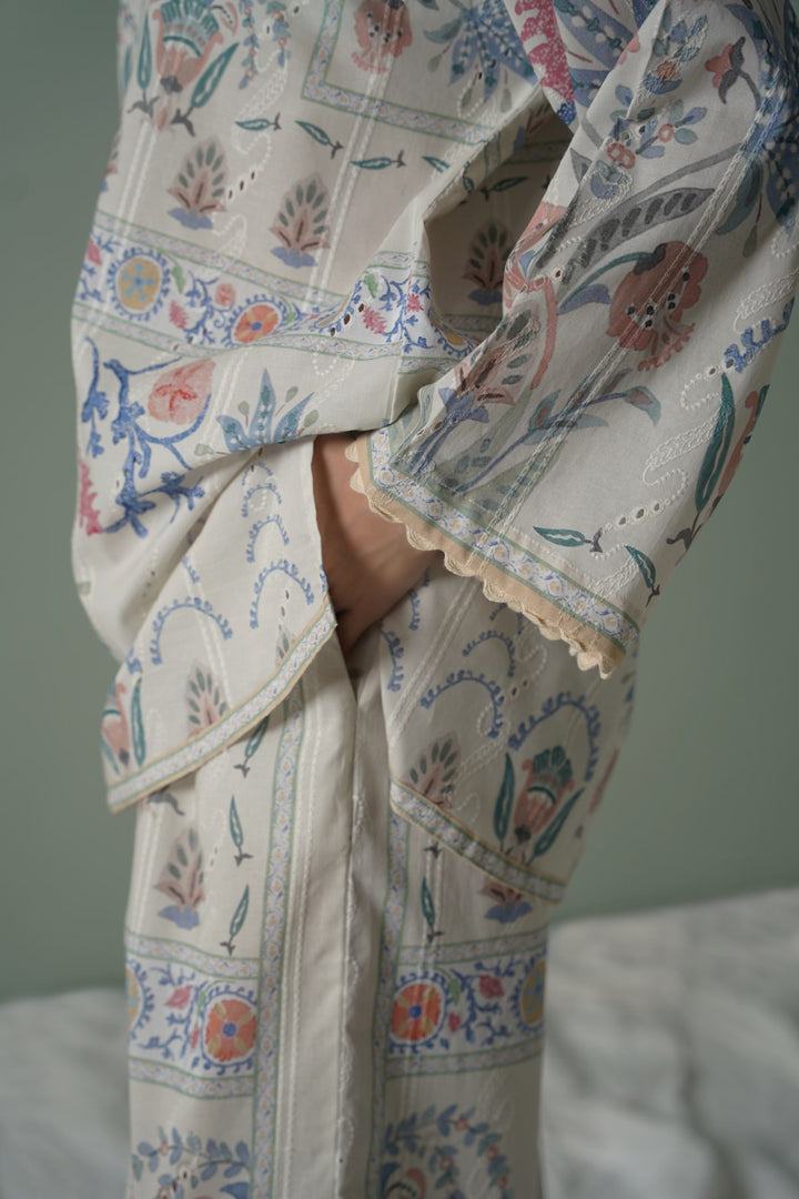 CREAM SUGARLOOP EMBROIDERED PANTS