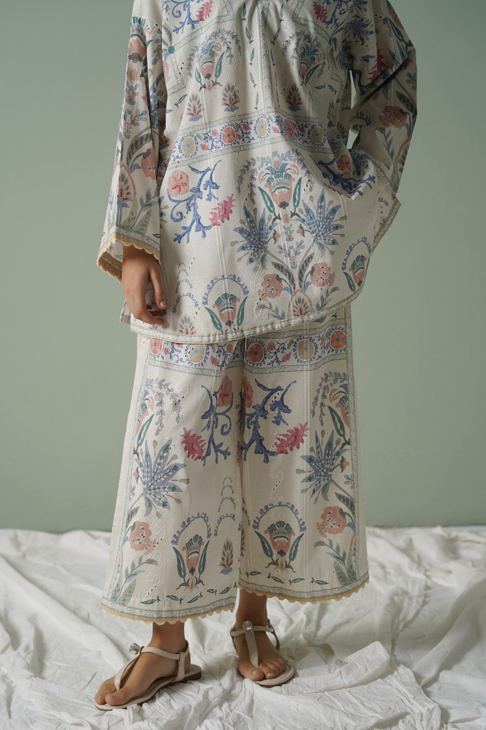 CREAM SUGARLOOP EMBROIDERED PANTS