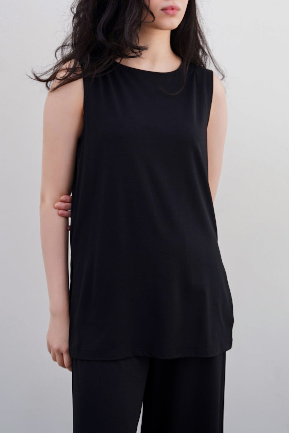 BLACK OFF-DUTY STRETCHY TOP