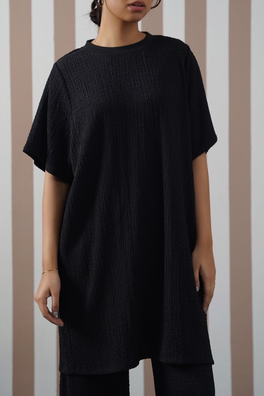 BLACK TEXTURED T-SHIRT TUNIC
