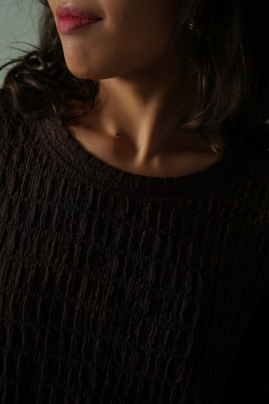 BROWN BUBBLE CRINKLE TEE