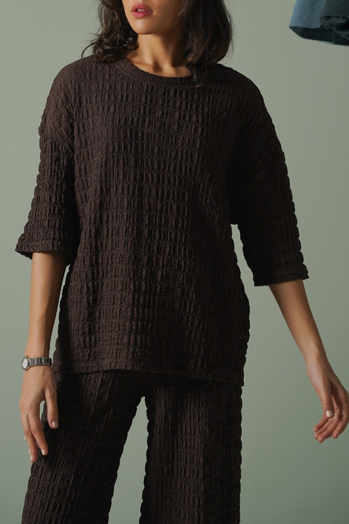 BROWN BUBBLE CRINKLE TEE