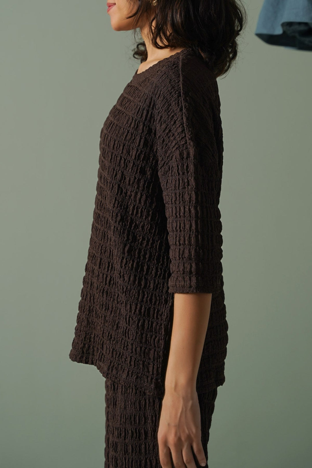 BROWN BUBBLE CRINKLE TEE