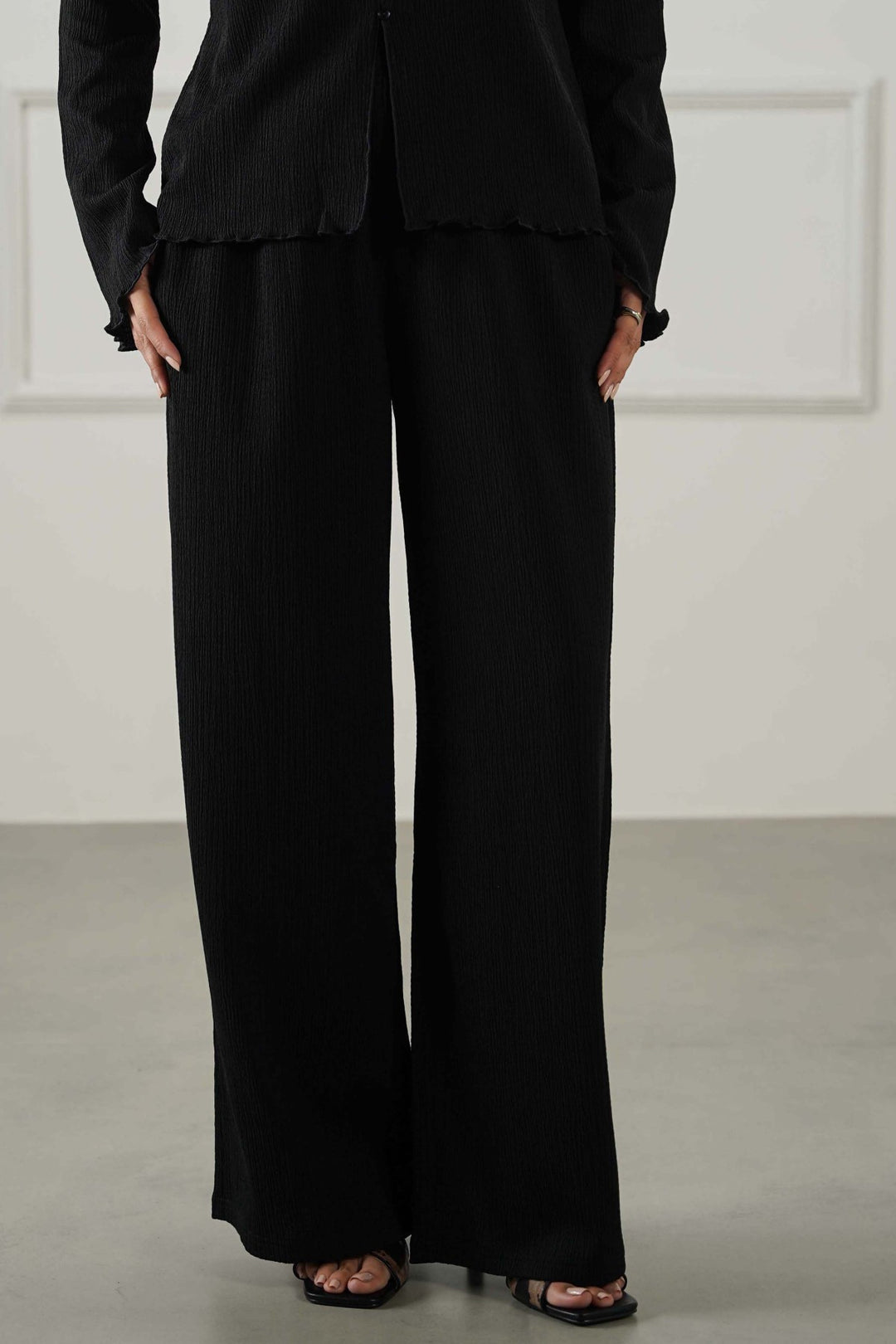 BLACK CRINKLE KNIT PANTS