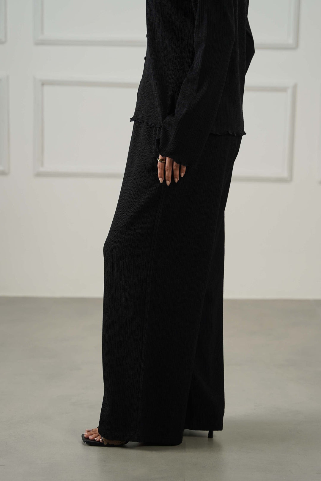 BLACK CRINKLE KNIT PANTS
