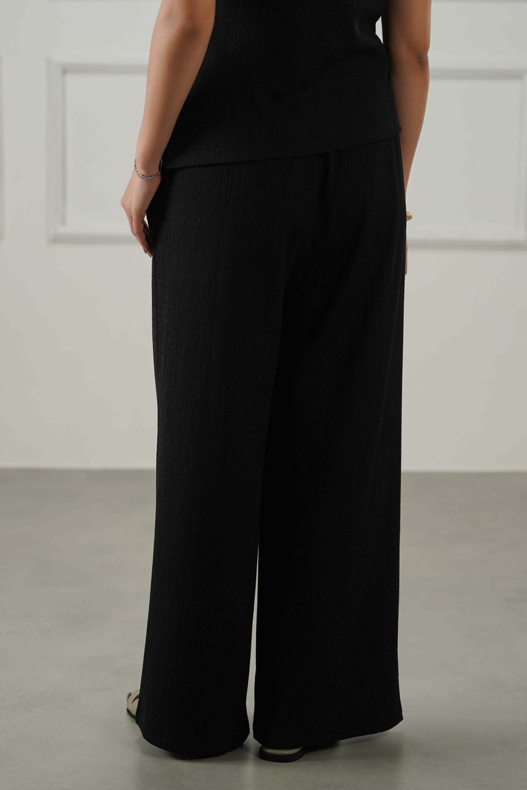 BLACK BASIC STRAIGHT PANTS