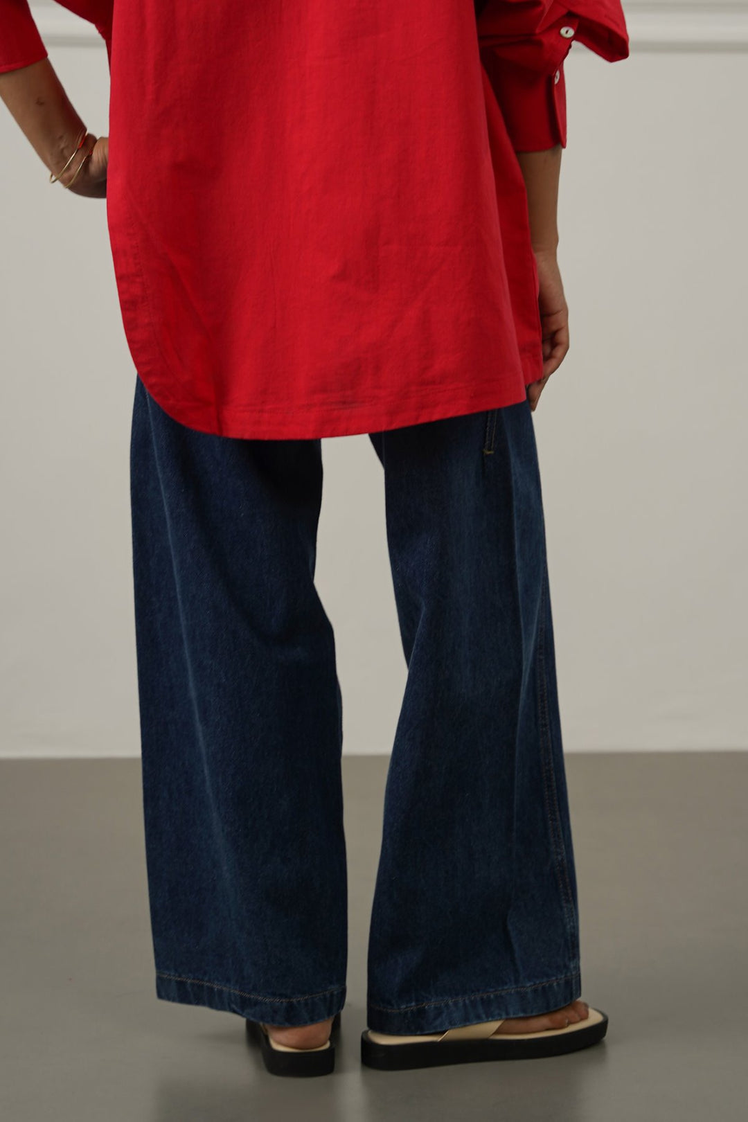 DARK INDIGO MID RISE BARREL JEANS