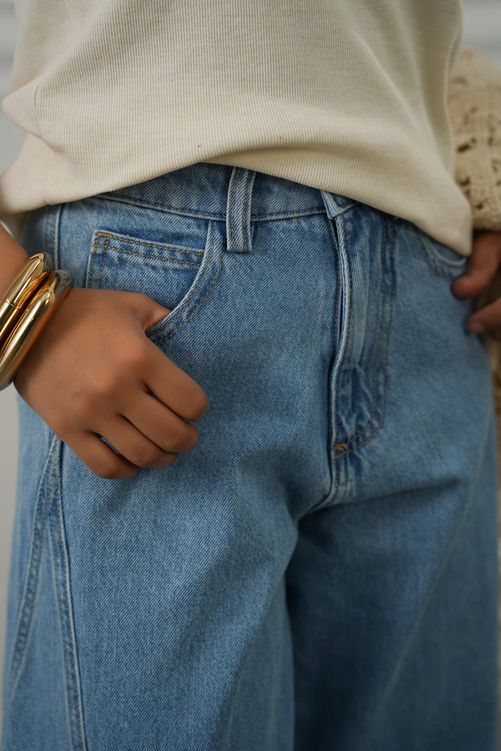 MID BLUE MID RISE BARREL JEANS