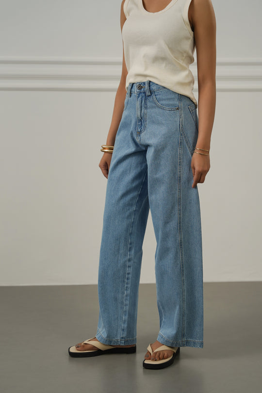 MID BLUE MID RISE BARREL JEANS