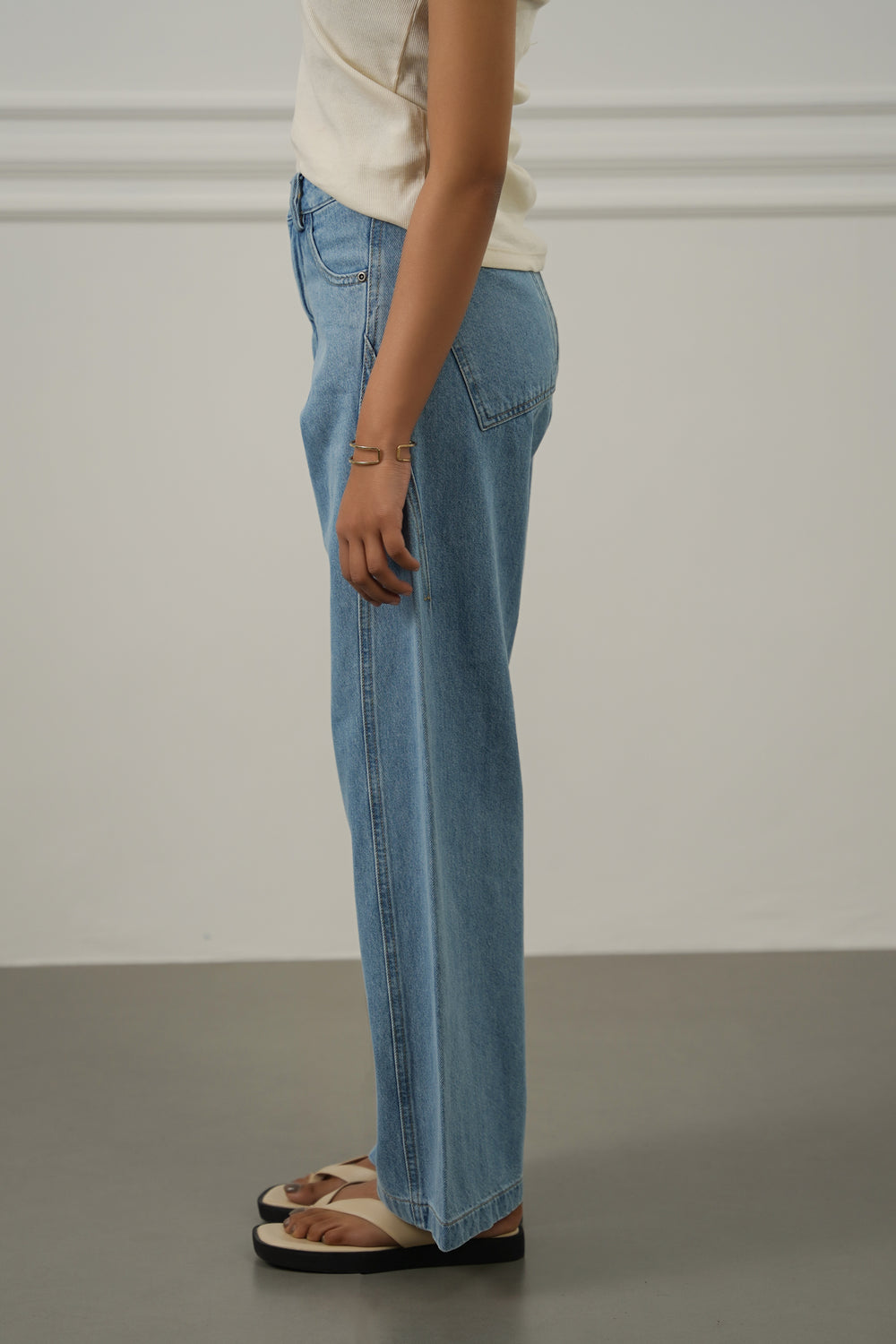 MID BLUE MID RISE BARREL JEANS