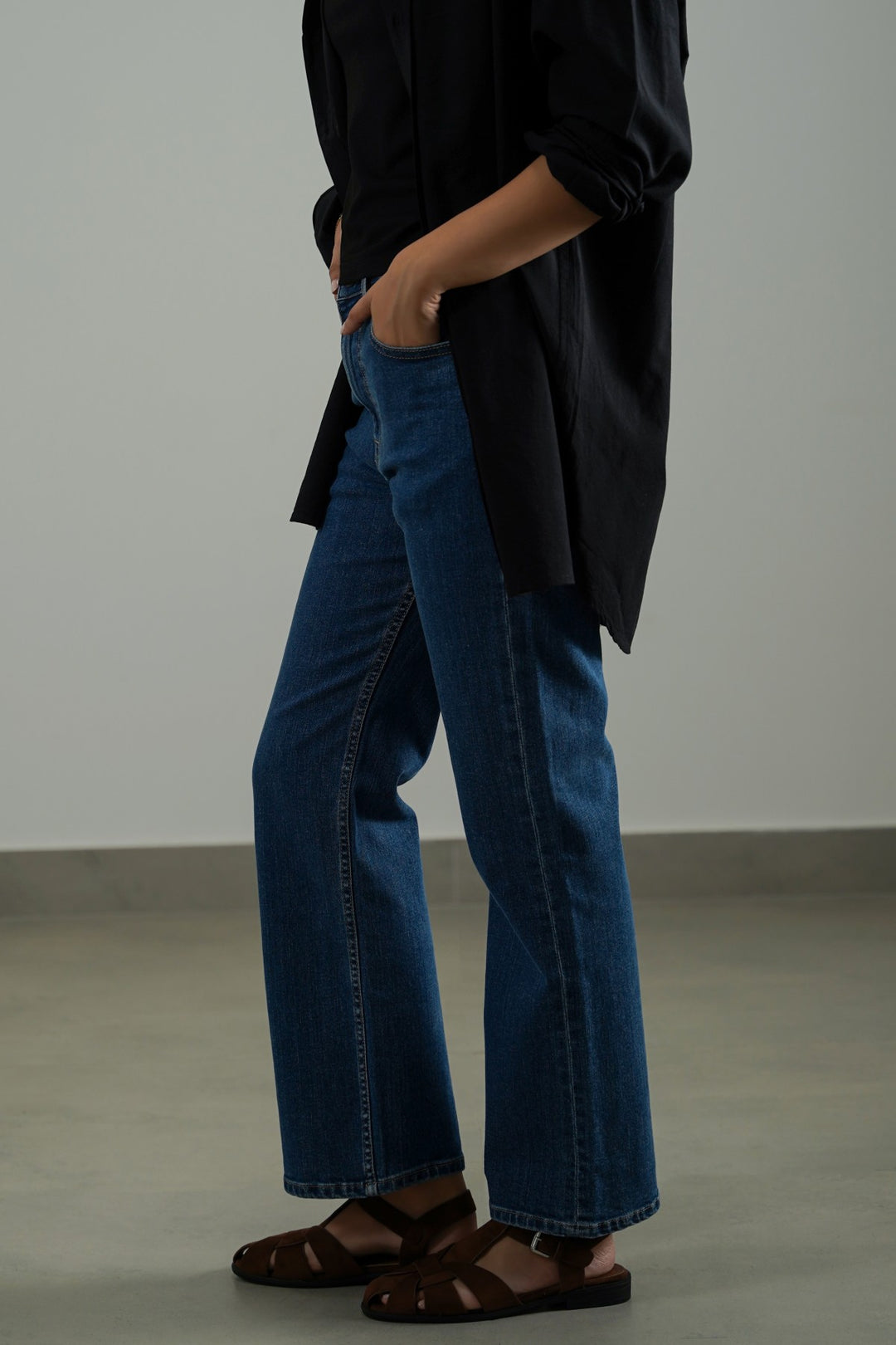 MID BLUE CLASSIC STRAIGHT JEANS