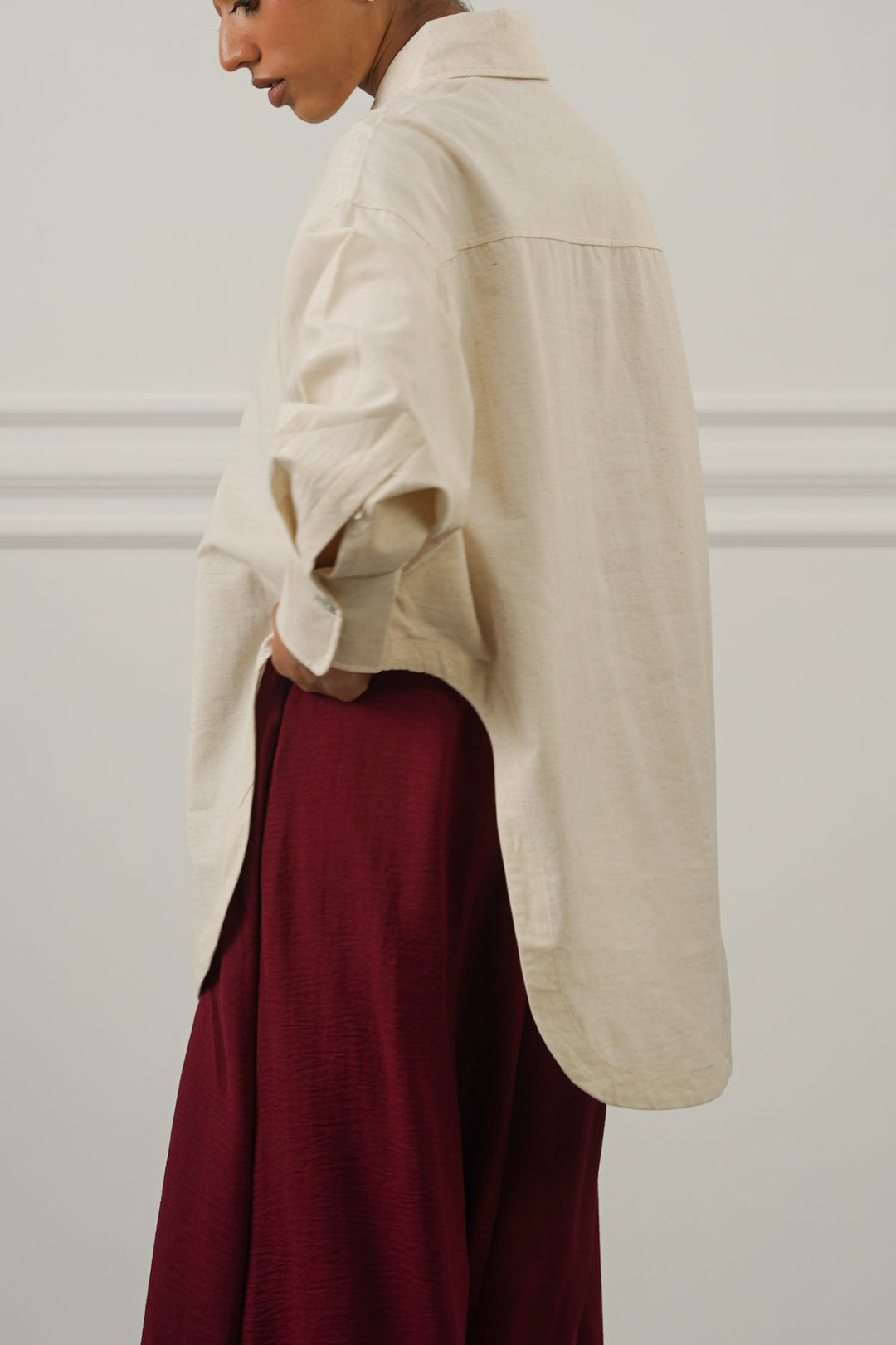CREAM TENCEL LINEN CUT HEM SHIRT