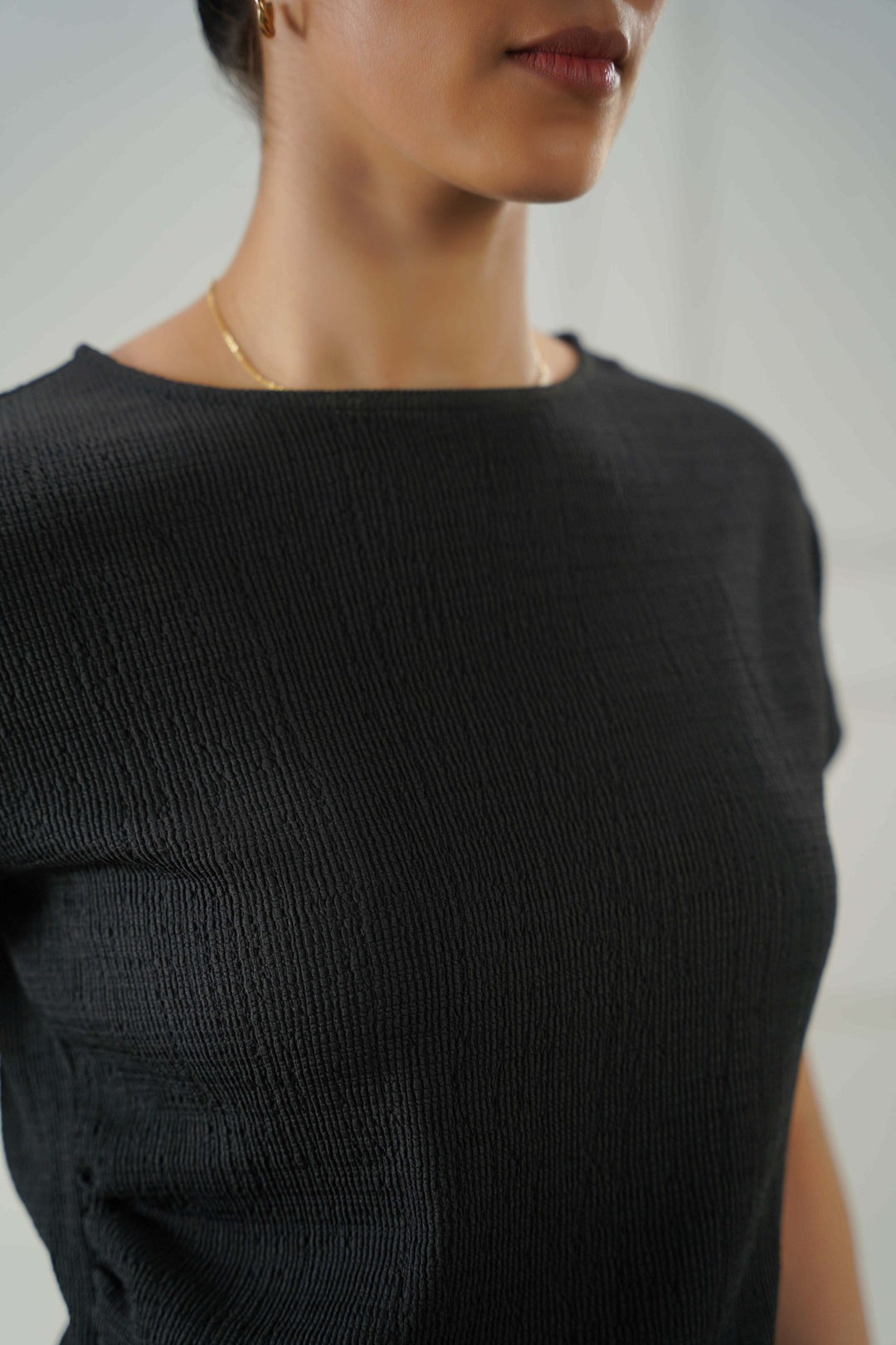 BLACK PLEATED WAIST TEE