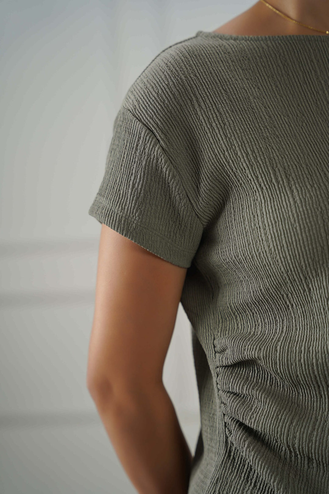 OLIVE PLEATED WAIST TEE