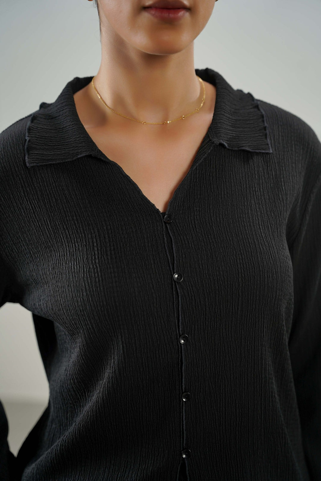 BLACK CRINKLE KNIT BUTTON-DOWN