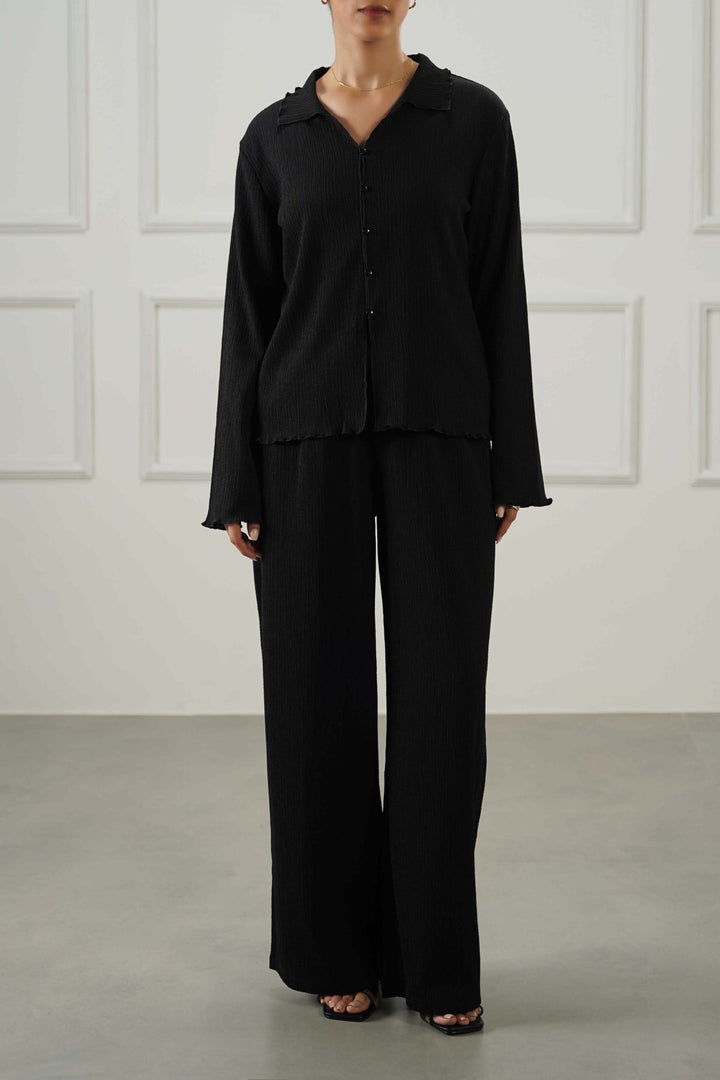 BLACK CRINKLE KNIT BUTTON-DOWN
