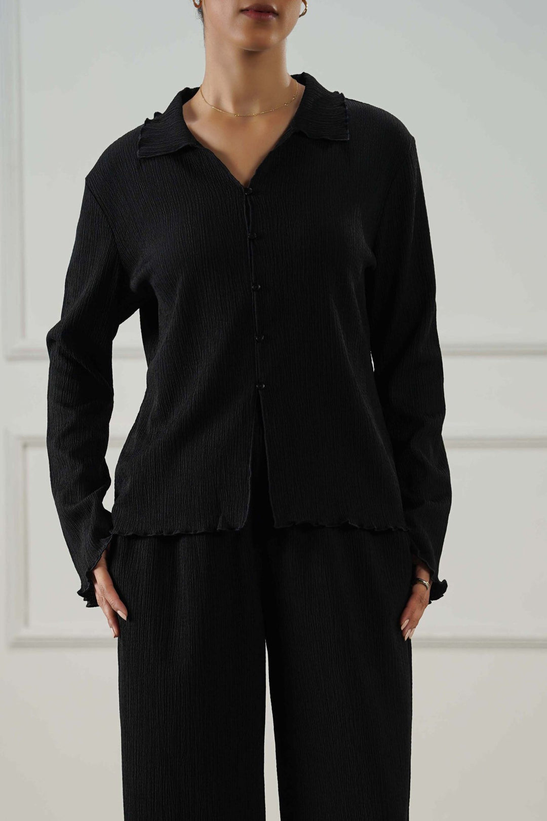 BLACK CRINKLE KNIT BUTTON-DOWN