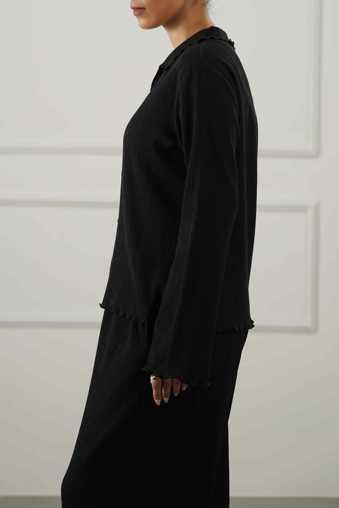 BLACK CRINKLE KNIT BUTTON-DOWN