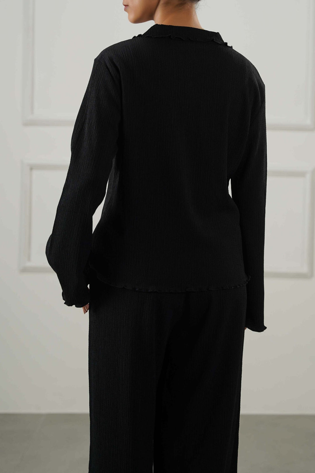 BLACK CRINKLE KNIT BUTTON-DOWN