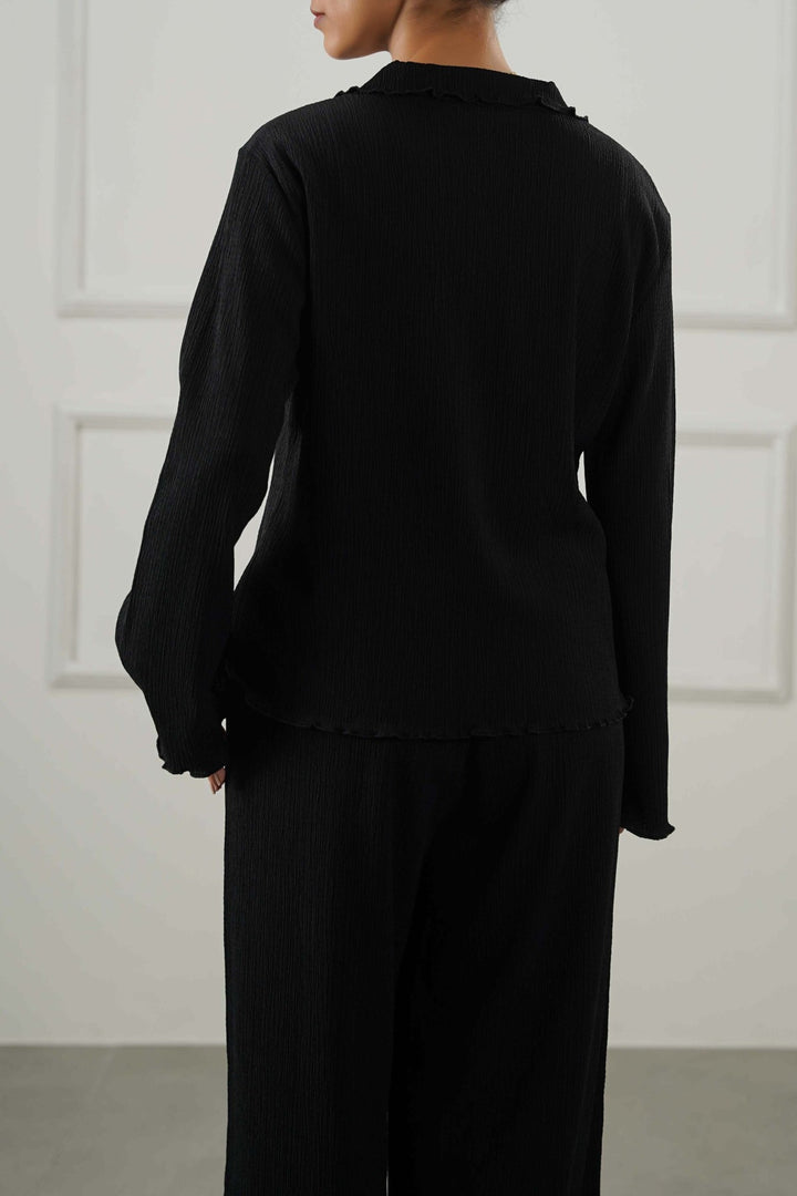 BLACK CRINKLE KNIT BUTTON-DOWN