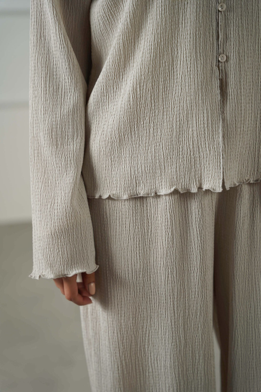 IVORY CRINKLE KNIT BUTTON-DOWN