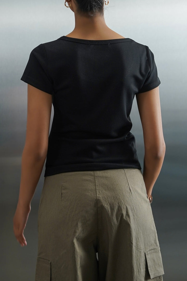 BLACK CLASSIC SCOOP NECK TEE