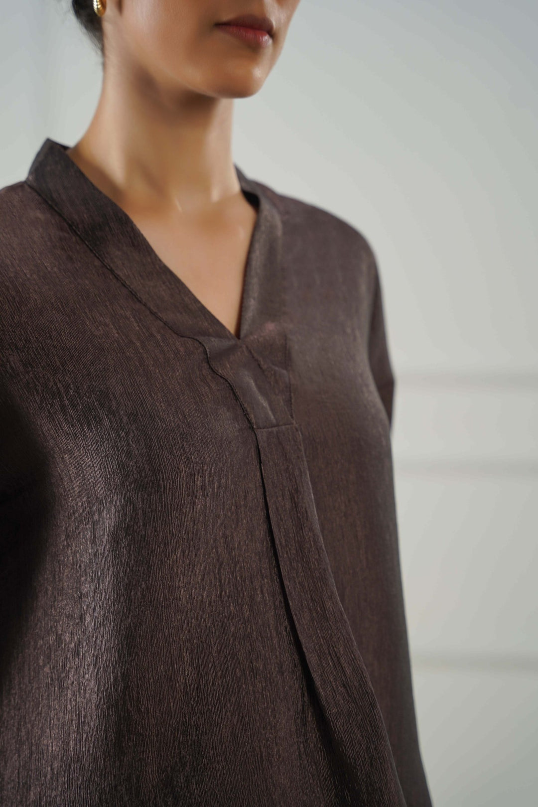 COFFEE TEXTURED FLOWY V NECK TOP