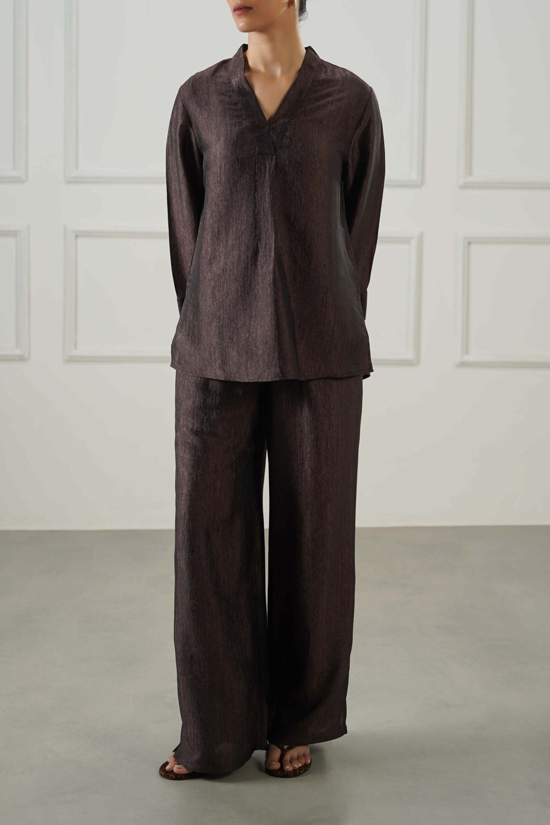 COFFEE TEXTURED FLOWY V NECK TOP