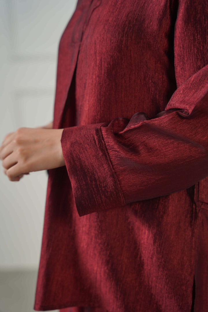 RUST TEXTURED FLOWY V NECK TOP