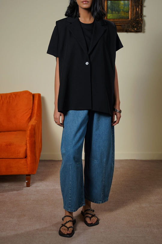 BLACK SLEEVELESS STATEMENT BLAZER