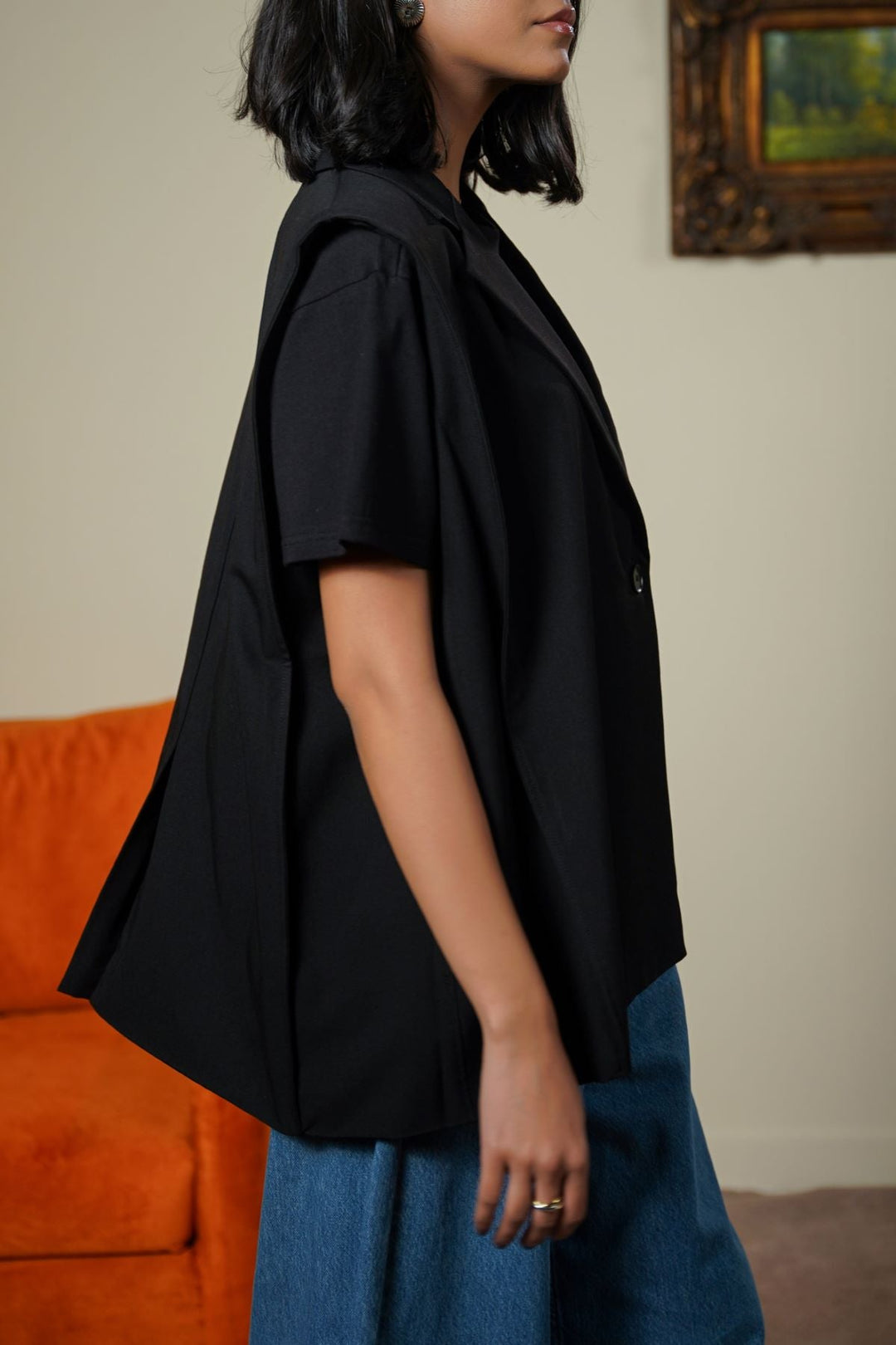 BLACK SLEEVELESS STATEMENT BLAZER