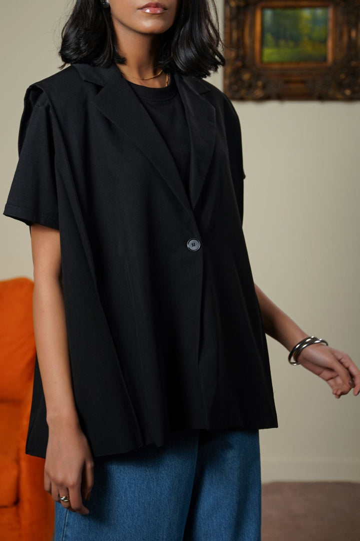 BLACK SLEEVELESS STATEMENT BLAZER