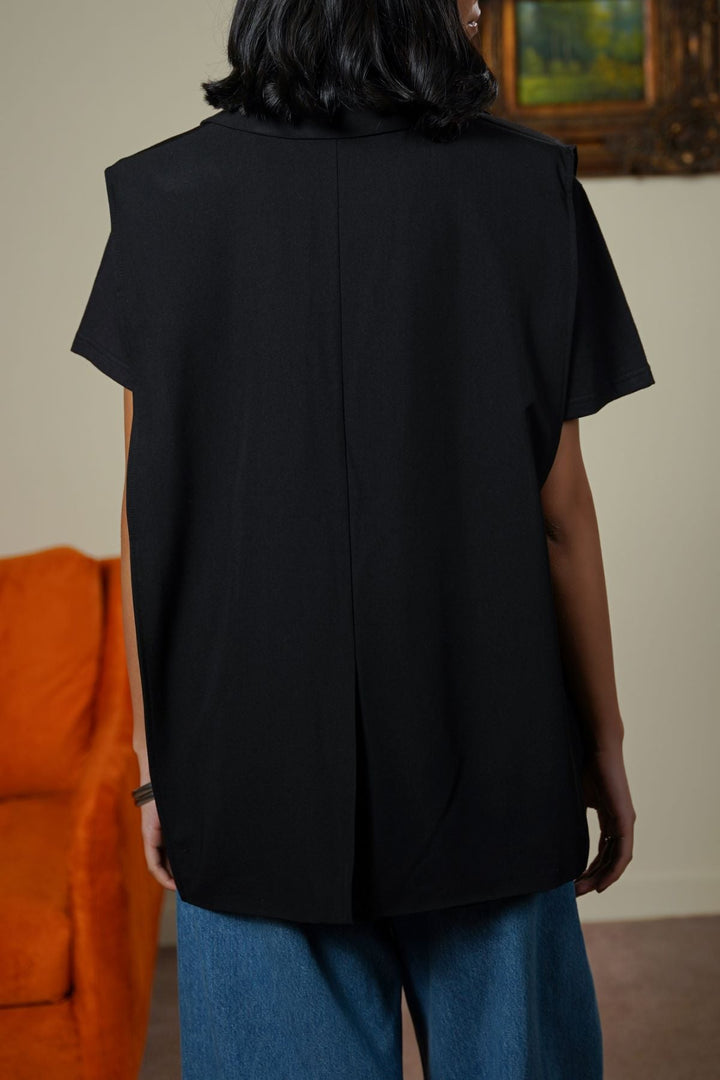 BLACK SLEEVELESS STATEMENT BLAZER