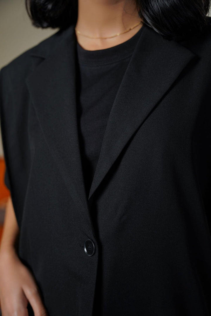 BLACK SLEEVELESS STATEMENT BLAZER