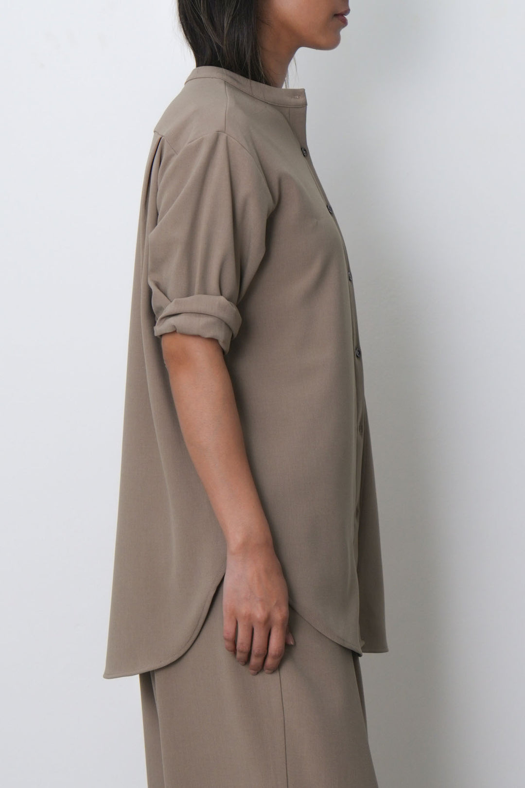 BEIGE FLOW BAND COLLAR SHIRT