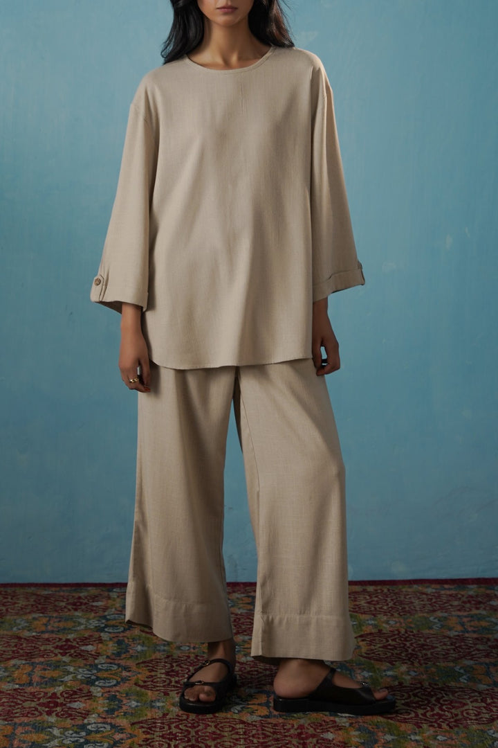BEIGE EVERYDAY BACK BUTTON BLOUSE