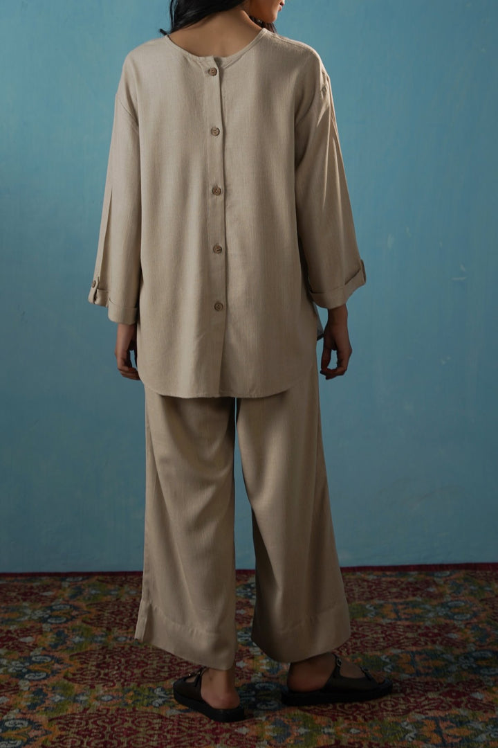 BEIGE EVERYDAY BACK BUTTON BLOUSE