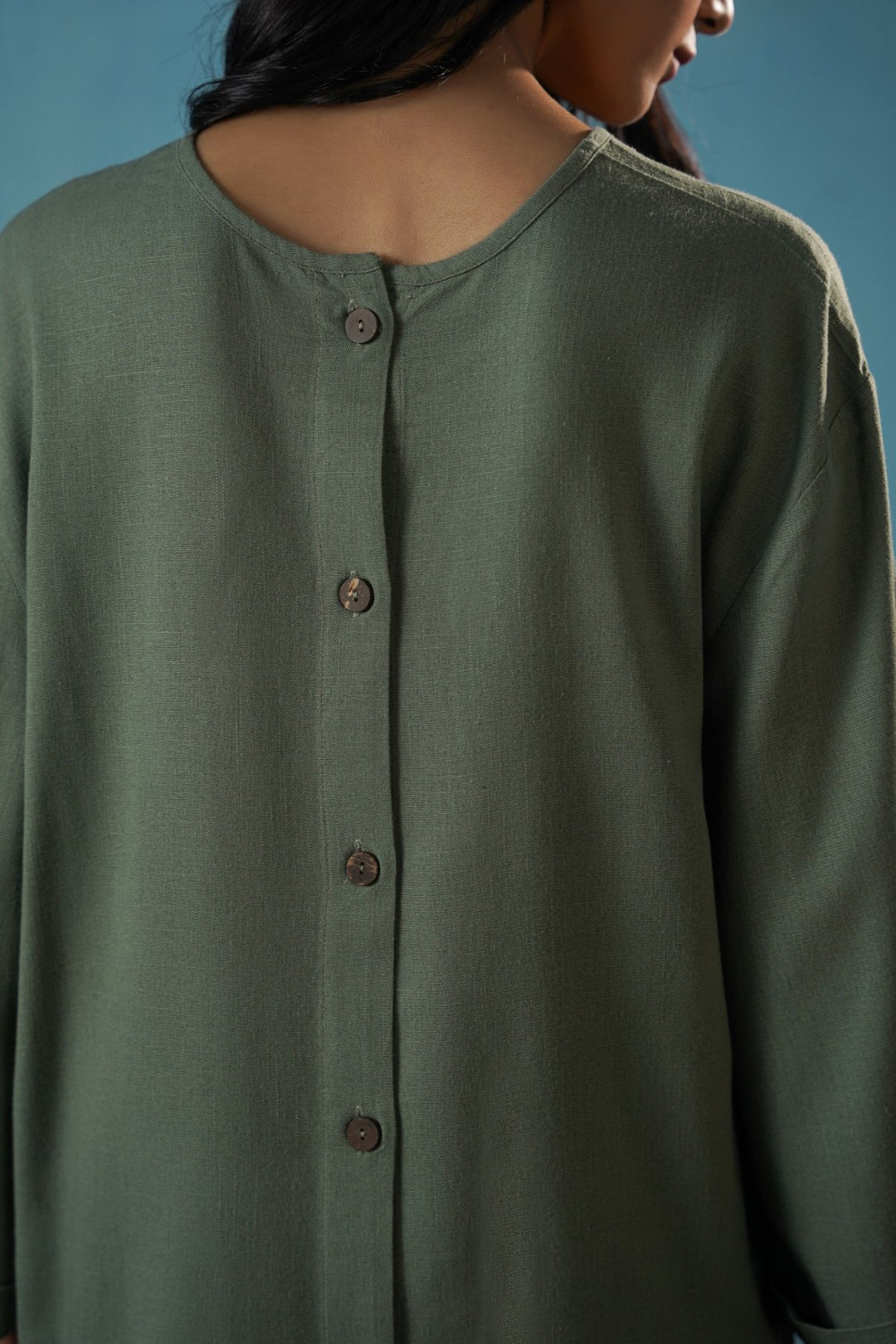 GREEN EVERYDAY BACK BUTTON BLOUSE