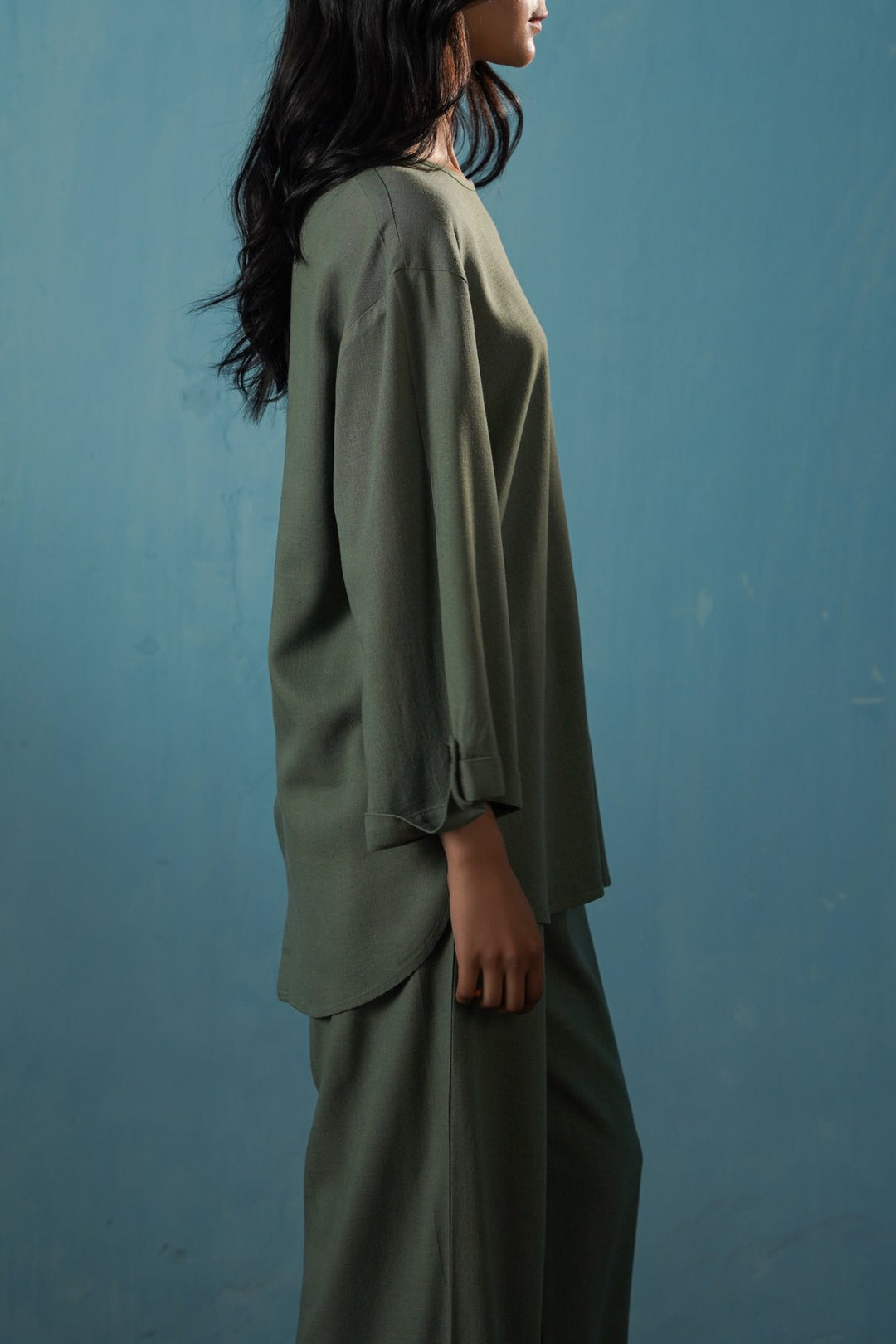 GREEN EVERYDAY BACK BUTTON BLOUSE