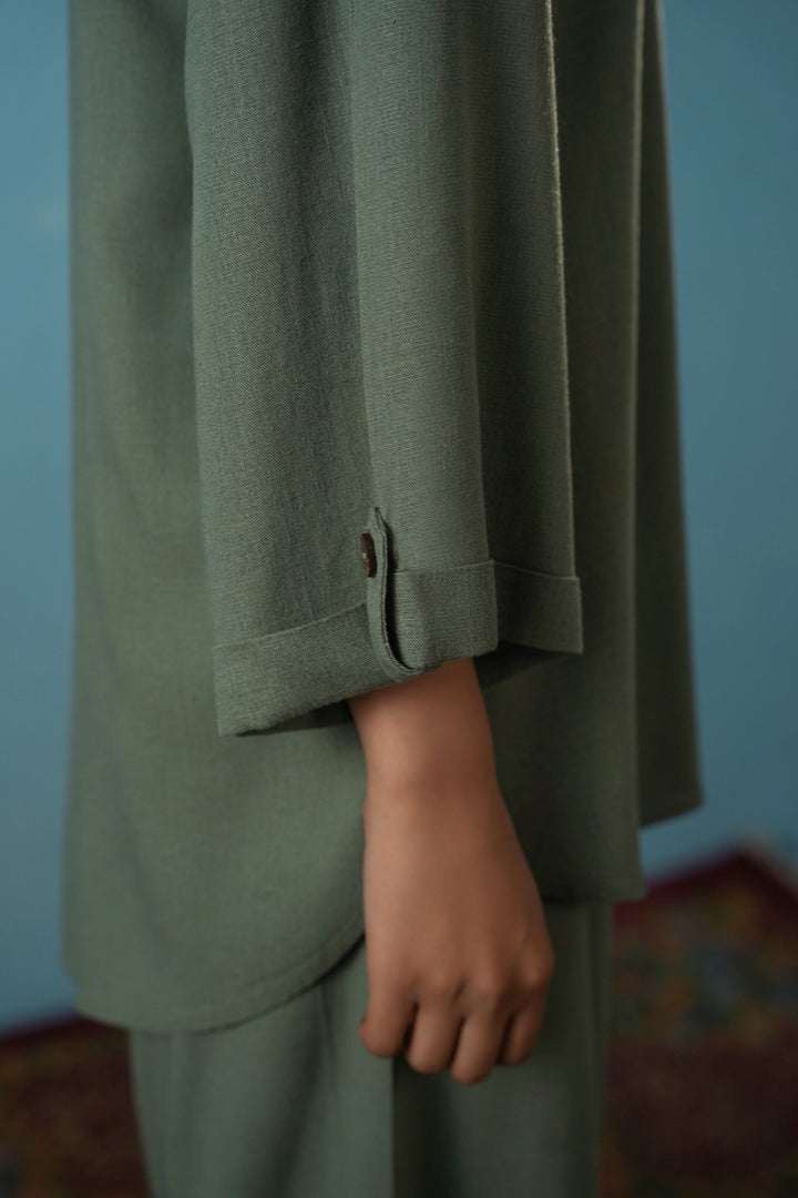GREEN EVERYDAY BACK BUTTON BLOUSE